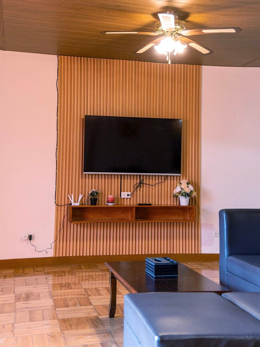 Orange House Bedroom - Cozy Mountain Retreat